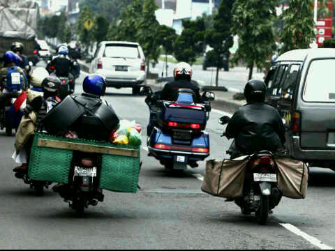 Truk naas di tubruk sama Moge , gan.