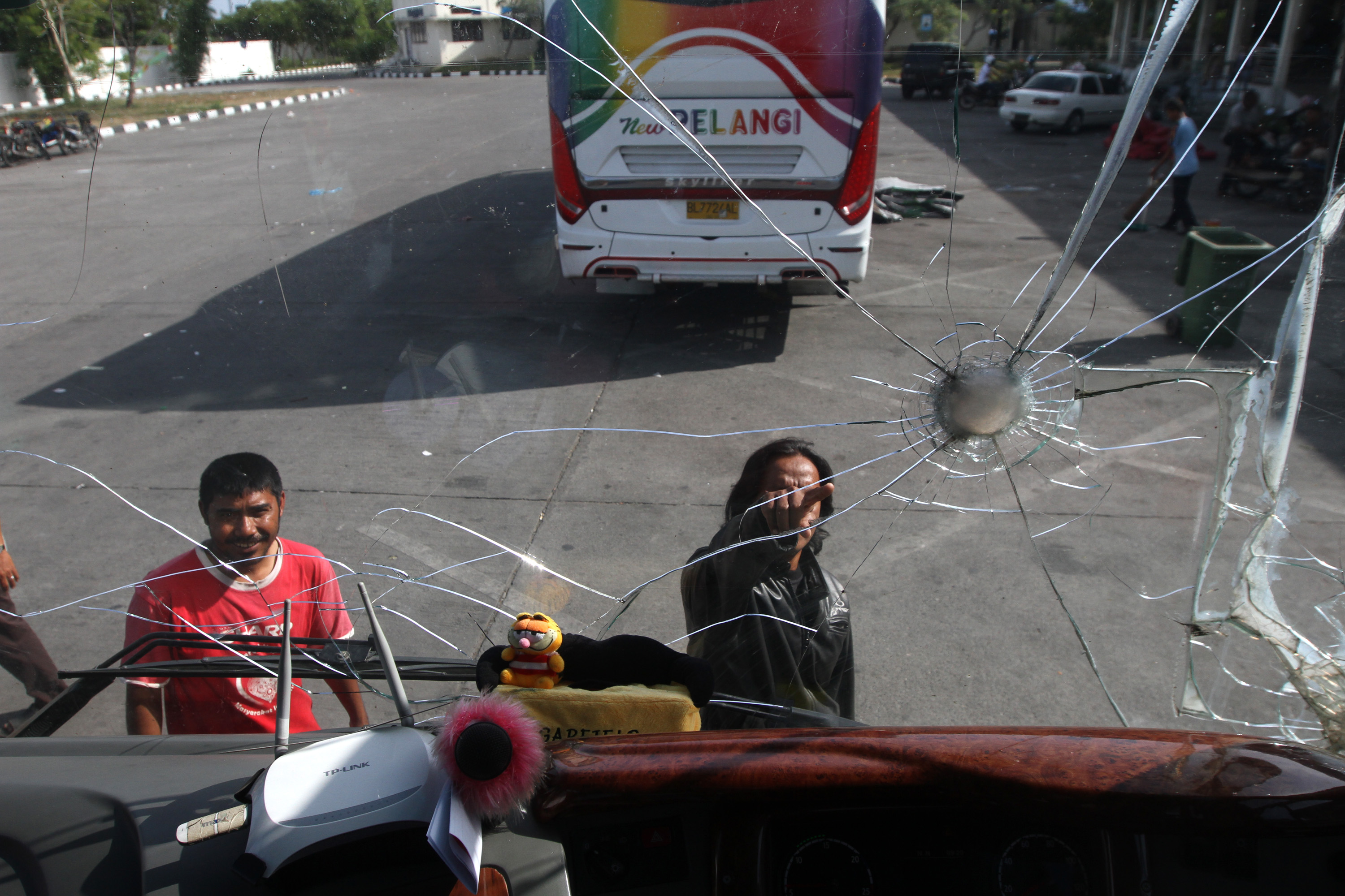 5 Alasan Kenapa Mereka Melempar Bus dengan Batu