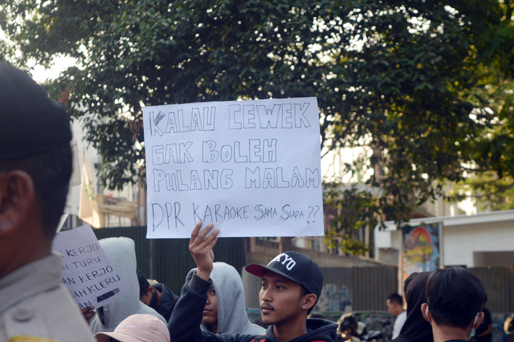 7 Gambar Spanduk Demo yang Bikin Kalian Gagal Paham