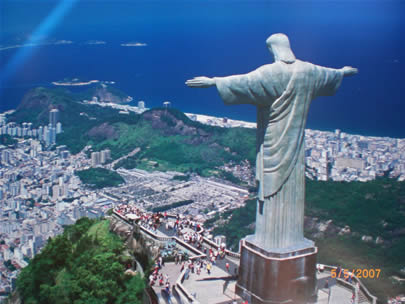 Patung Yesus Penebus di Brasil Tersambar Petir
