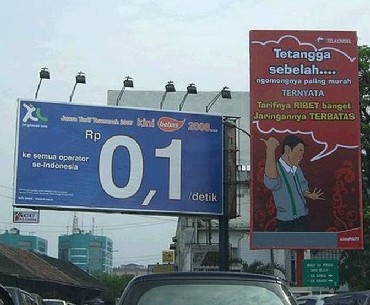 Gini gan, kalo pasang papan iklan disalah lokasi! Konyol