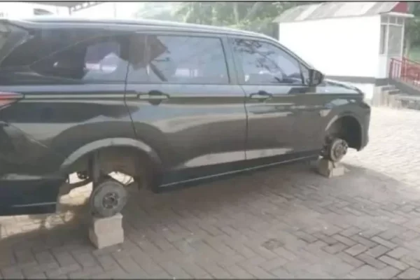 Aksi Pencurian di Jalan Walisongo Semarang, Semua Ban Mobil Raib