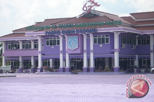 kantor-dan-fasilitas-umum-dicat-ungu-oleh-pemkab-warga-demo