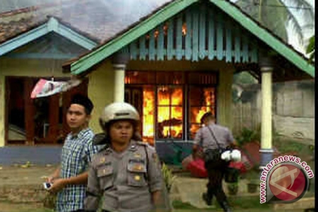 5-rumah-dibakar-warga-akibat-kerusuhan-di-tanggamus-lampung