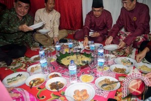 Tradisi Ngidang &quot;Minum&quot; dengan Makanan Khas Palembang