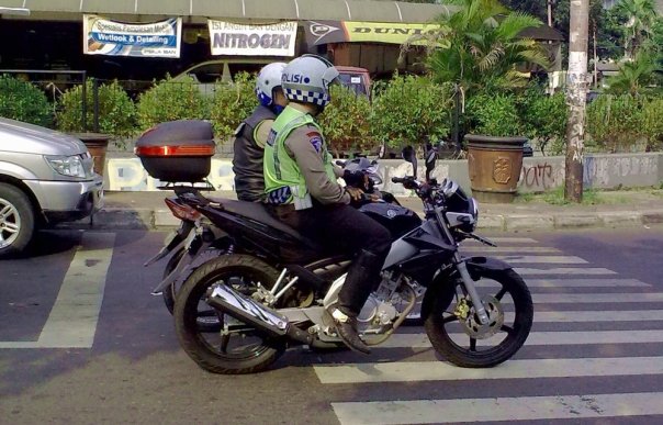 Bahayanya kalo Berhenti di depan marka jalan 'Garis Putih'