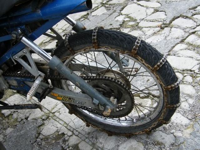 Ini dia alasannya ban motor dikalungi rantai