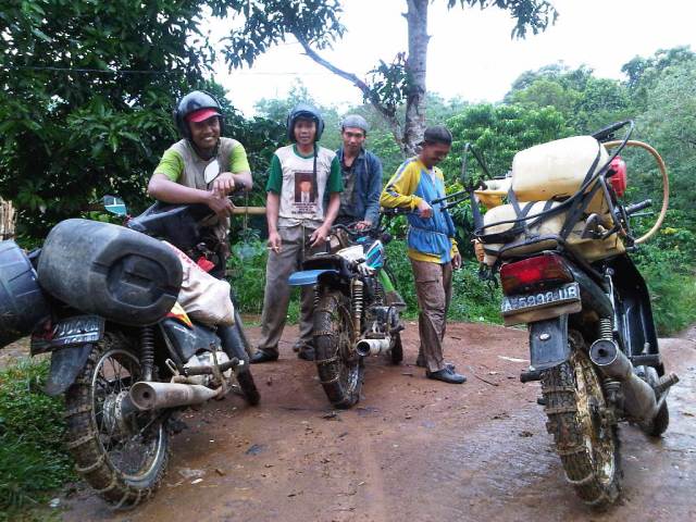 Ini dia alasannya ban motor dikalungi rantai