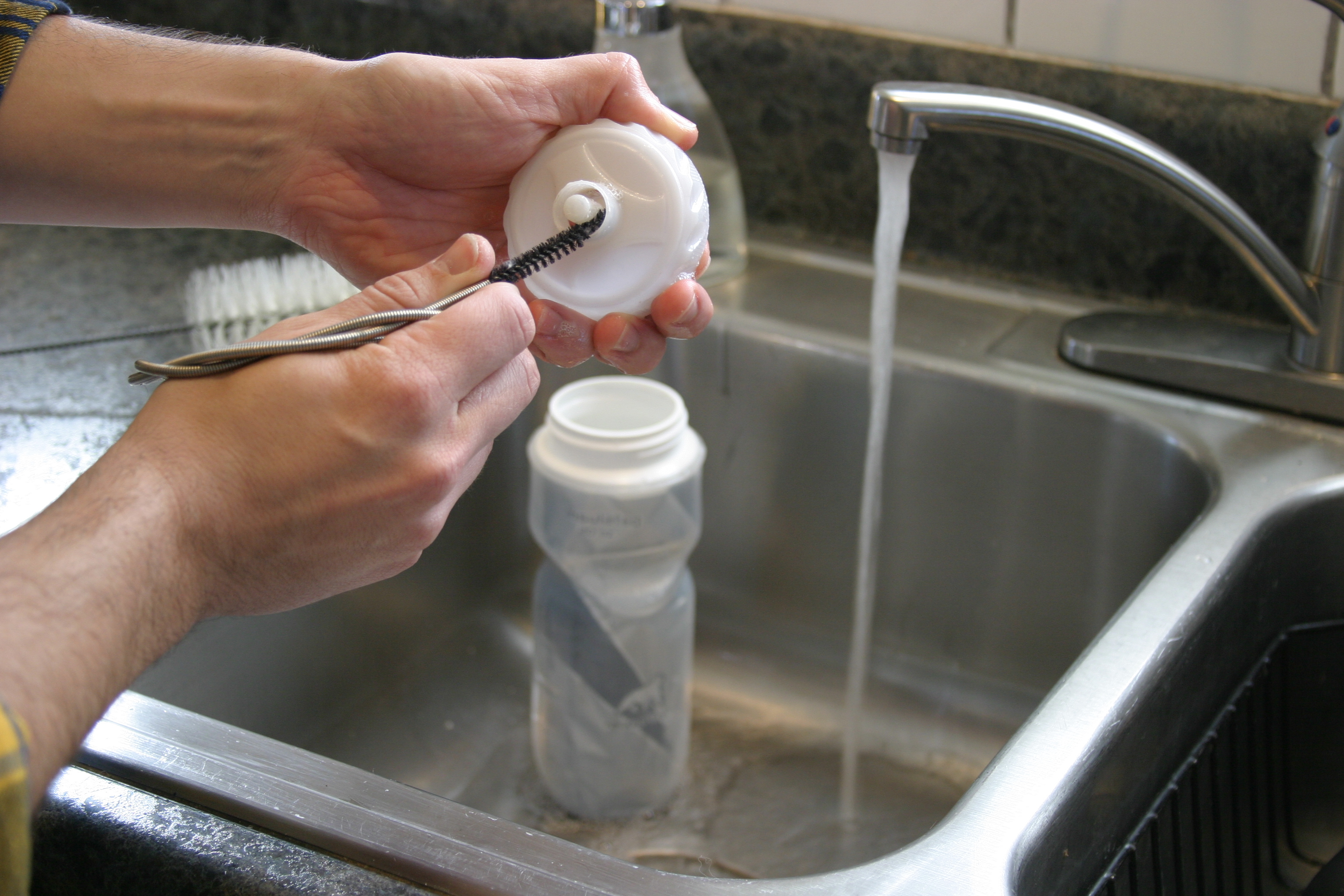 Water cleaning. Вода в пластике или стекле. Бутылка протекает что делать. How to fill a hot Water Bottle.