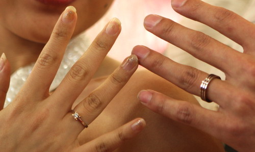 Inilah Sebabnya Cincin Pernikahan Ada Di Jari Manis !!!