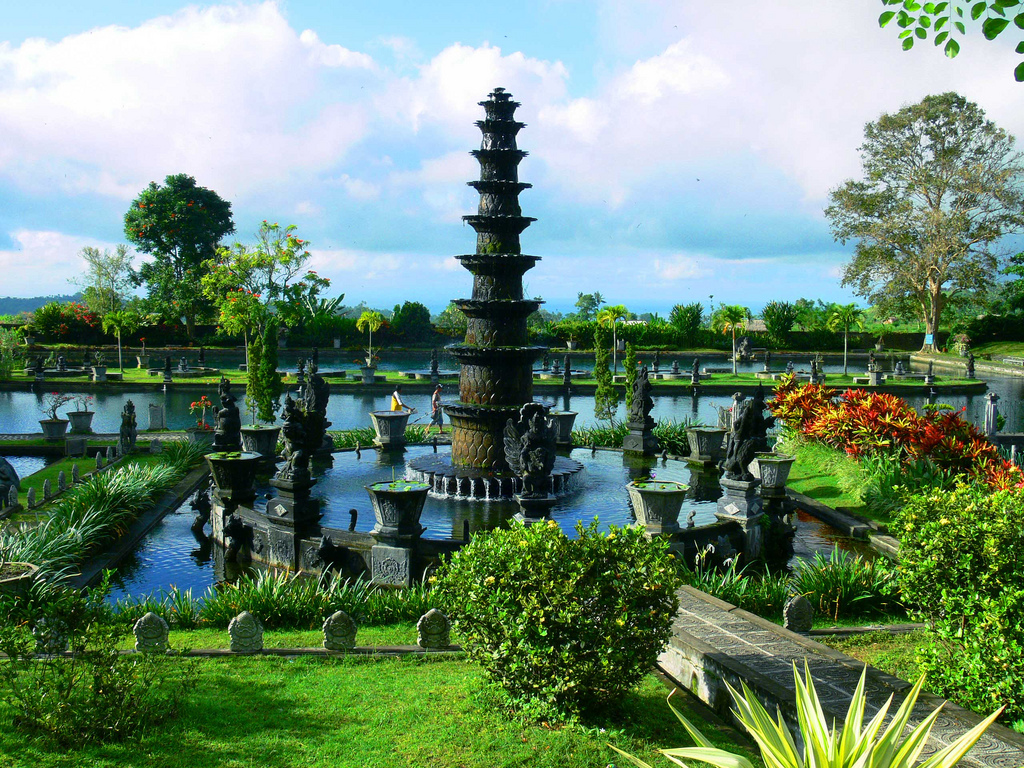 Berjalan di Atas Istana Air Karangasem
