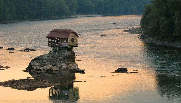 Unik, Rumah Ini Berdiri ditengah Aliran Sungai&#91;FULL PICT&#93;