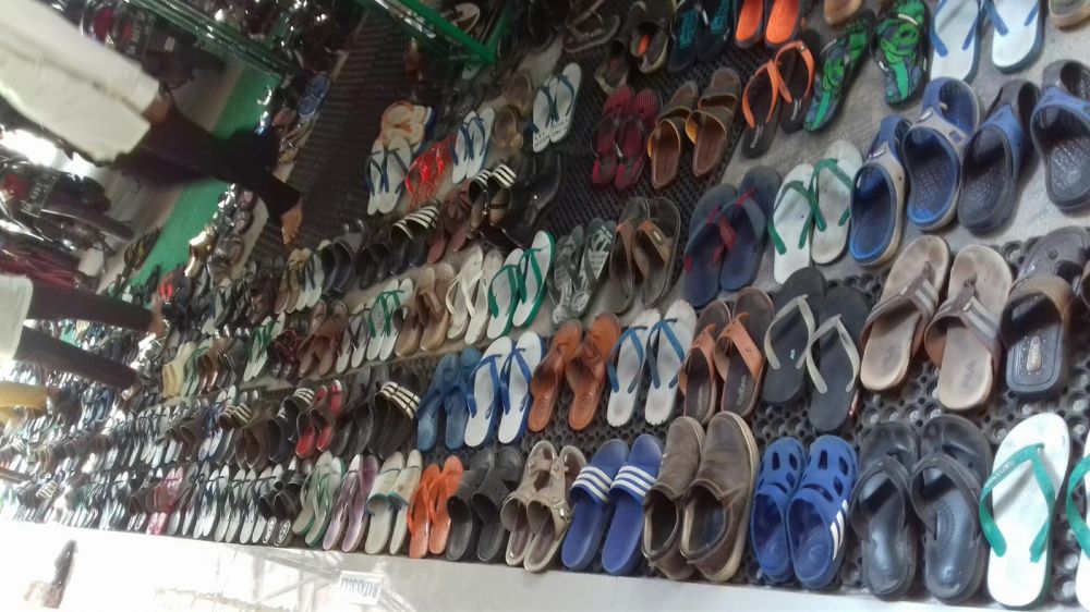 Nyolong Sandal Pas Salat Jumat Itu Niatnya Mau Ibadah atau Nambah Dosa?