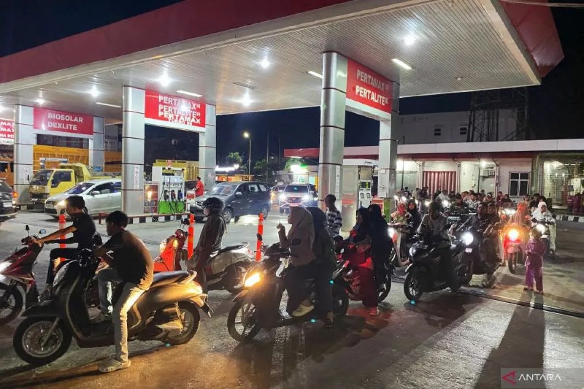 Gara-Gara Pernyataan Bahlil soal Stok BBM, Warga Beramai-ramai Serbu SPBU
