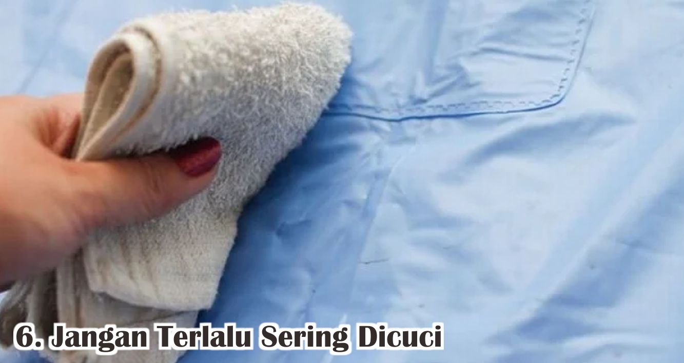  Begini Cara Mencuci Jas Hujan Yang Benar ! 