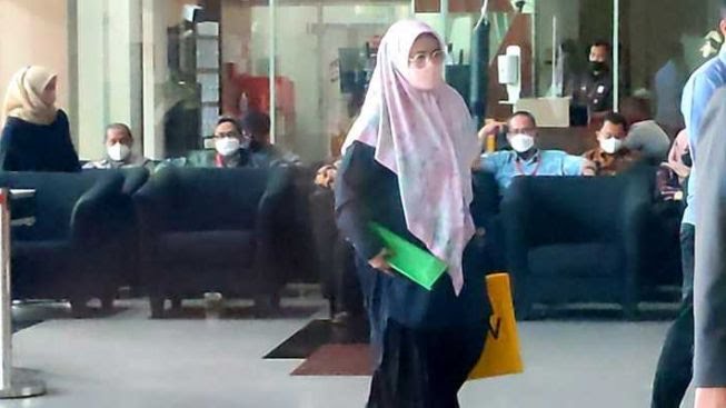 Suami Diperiksa KPK, Pakaian Istri Sekda Riau Tiba-tiba Berubah Jadi Syar'i 