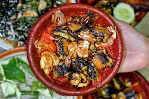 belut-goreng-sambel-bajak-alternatif-lalapan-biar-nggak-pecel-lele-terus