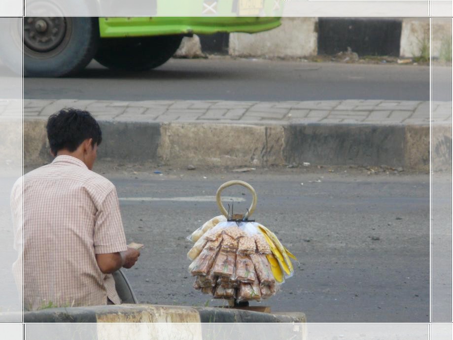 Luar Biasa, Hanya Di Indonesia Lo Bisa Menemukan 20 Pekerjaan di Lampu Merah