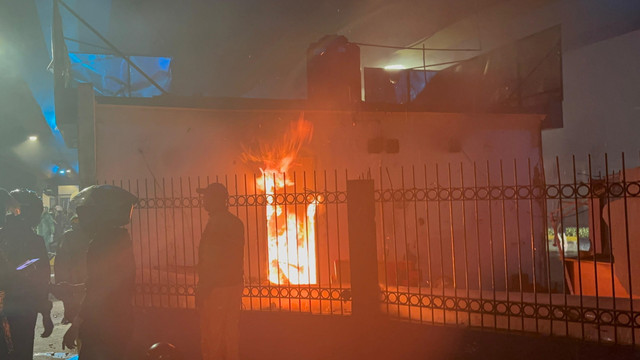 Situasi Memanas di Kwitang, Aparat Brimob Hadapi Massa yang Rusuh