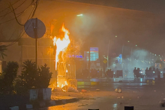 Situasi Memanas di Kwitang, Aparat Brimob Hadapi Massa yang Rusuh