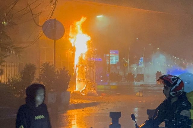 Situasi Memanas di Kwitang, Aparat Brimob Hadapi Massa yang Rusuh