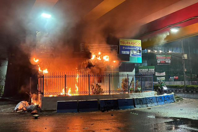 Situasi Memanas di Kwitang, Aparat Brimob Hadapi Massa yang Rusuh