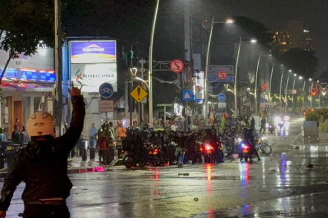 Situasi Memanas di Kwitang, Aparat Brimob Hadapi Massa yang Rusuh