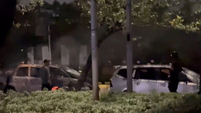 Rusuh di Depan Mako Brimob Polda Metro Jaya: 8 Mobil Dibakar