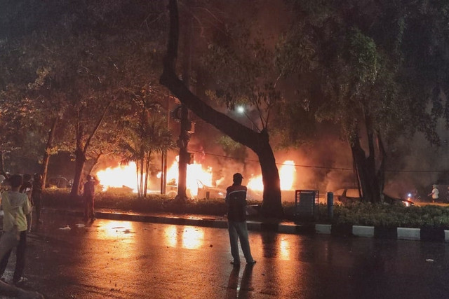 Rusuh di Depan Mako Brimob Polda Metro Jaya: 8 Mobil Dibakar