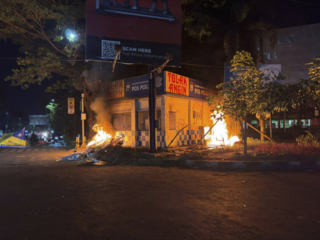 Demo di Makassar Ricuh, Pos Polantas hingga Motor Petugas di DPRD Dibakar
