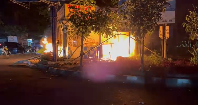 Demo di Makassar Ricuh, Pos Polantas hingga Motor Petugas di DPRD Dibakar