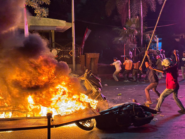 Demo di Makassar Ricuh, Pos Polantas hingga Motor Petugas di DPRD Dibakar