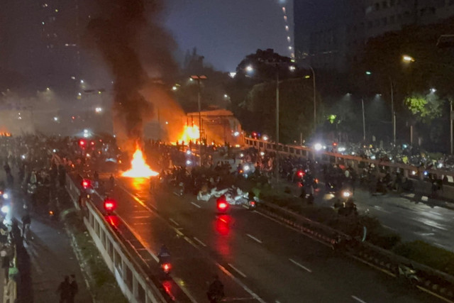 Jalan Otista Jakarta Timur Mencekam, Massa Bakar Kabel Hingga Tutup Akses