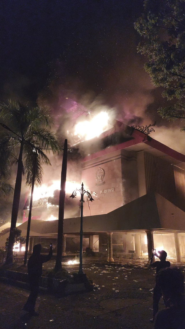 Massa Demo di Makassar Kini Bakar Gedung DPRD Sulsel