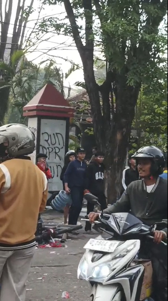 Kantor Pemkot Pekalongan Dijarah Massa: Kotak Tisu, TV hingga AC Digasak