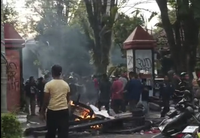 Kantor Pemkot Pekalongan Dijarah Massa: Kotak Tisu, TV hingga AC Digasak