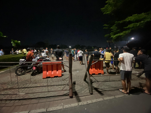 Warga Summarecon Bekasi Blokade Jalan, Saling Jaga Agar Tak Dimasuki Penjarah