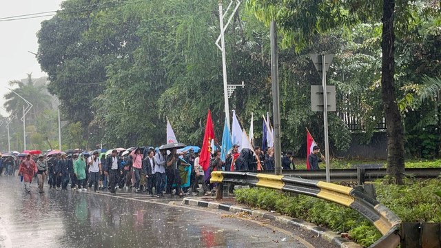Mahasiswa Unpad Bermain Ular-ularan Tradisional Sunda saat Demo di DPR