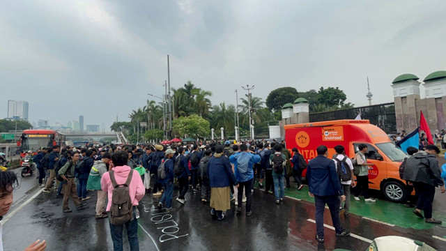 Mahasiswa Unpad Bermain Ular-ularan Tradisional Sunda saat Demo di DPR