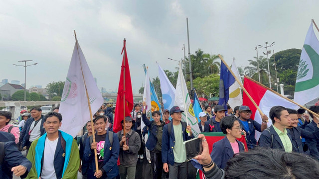 Mahasiswa Unpad Bermain Ular-ularan Tradisional Sunda saat Demo di DPR