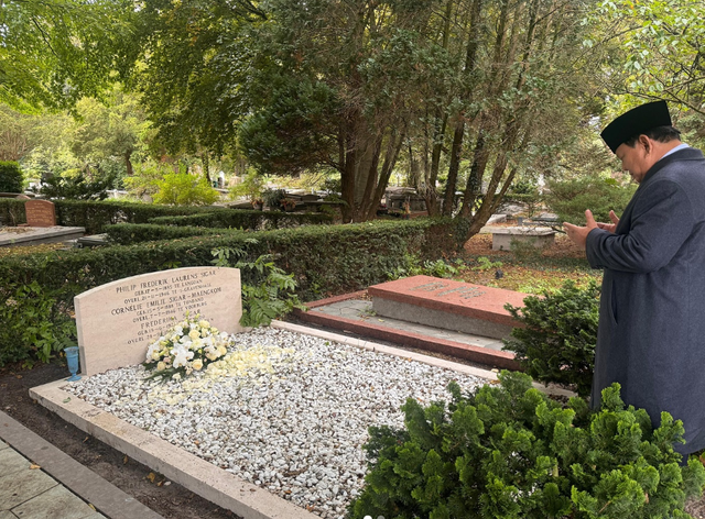 Di Sela Kunker ke Belanda, Prabowo Ziarah ke Makam Kakek dan Neneknya
