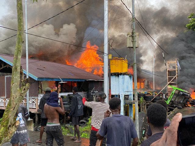 asmat-papua-rusuh-pos-tni-dibakar-toko-dijarah-dipicu-warga-tertembak