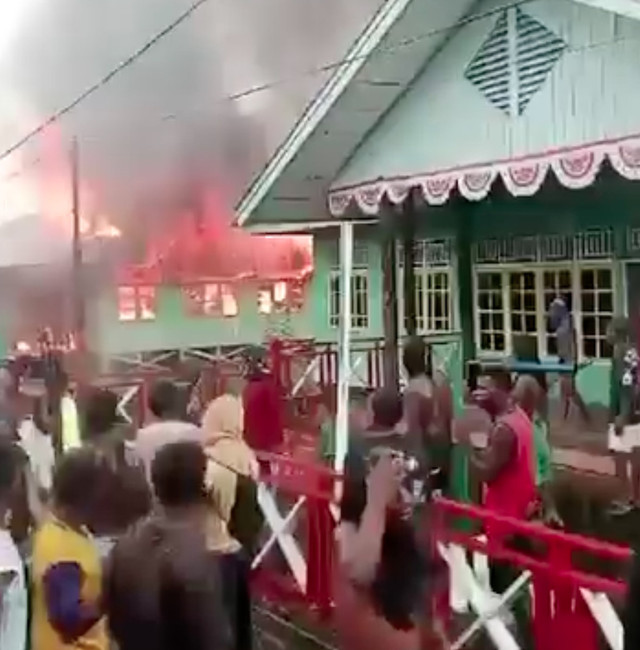 Asmat Papua Rusuh: Pos TNI Dibakar, Toko Dijarah, Dipicu Warga Tertembak