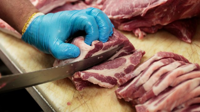 Anggota DPRA Klaim Adanya Penjualan Daging Babi di Banda Aceh