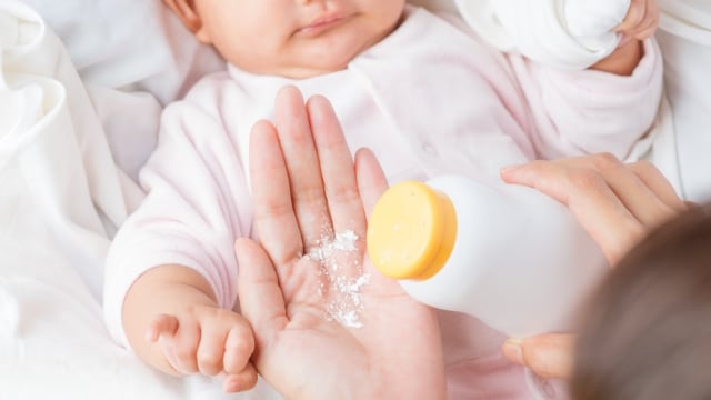 Johnson & Johnson Setop Bedak Bayi Talc Mulai 2023, Diganti Pakai Tepung Jagung