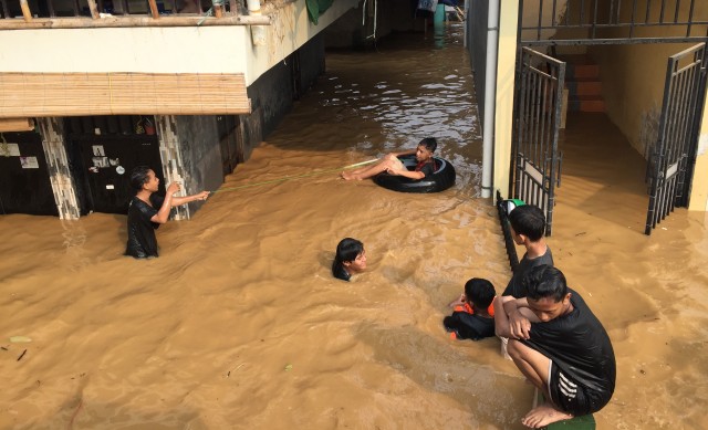 warga-kampung-pulo-minta-pemerintah-perbaiki-tanggul-kali-ciliwung