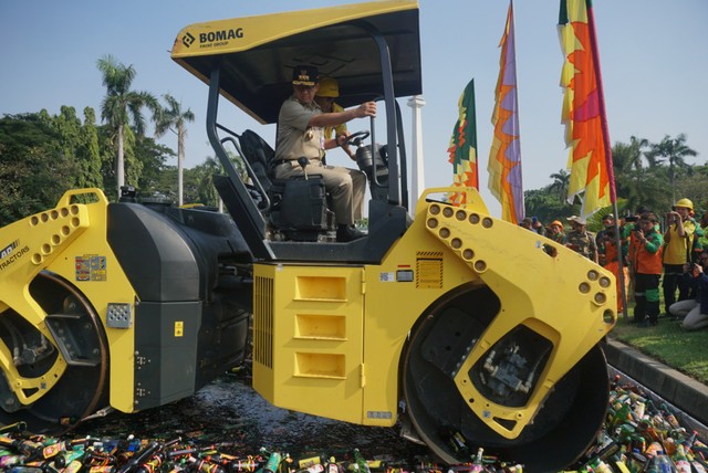 Foto: Anies Baswedan Pimpin Pemusnahan Ribuan Botol Miras di Monas