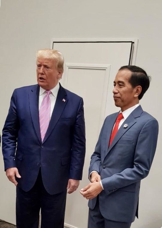 Salam Jempol Trump saat Berfoto dengan Jokowi