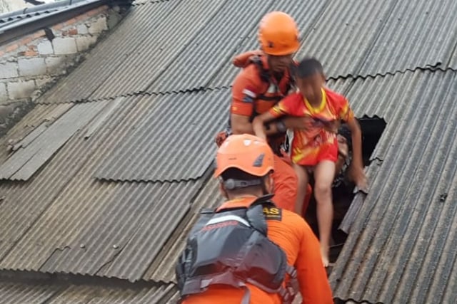 Banjir etinggi 2 meter di Cipinang Melayu, Warga Dievakuasi dari Atap Rumah