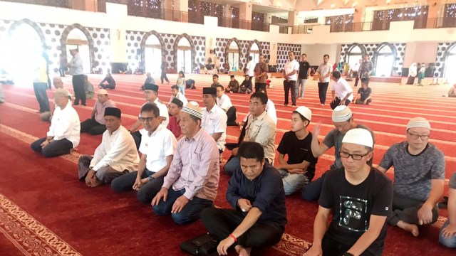  Wisatawan China Menangis Saat Dengar Azan di Masjid Raya Sumbar